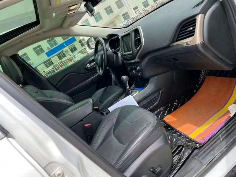 煙臺17年Jeep自由光2
