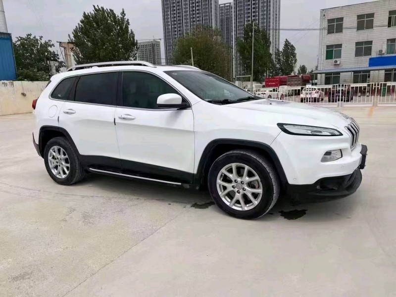 煙臺17年Jeep自由光1