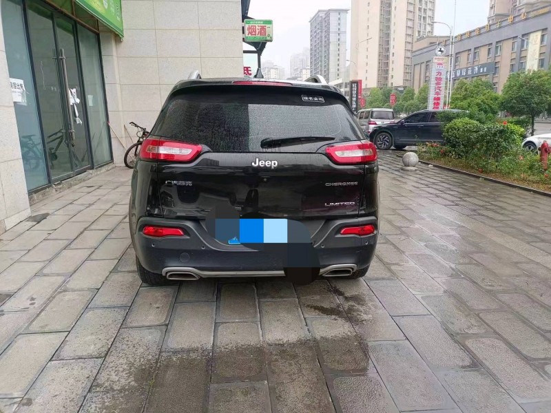 銅仁18年Jeep自由光2