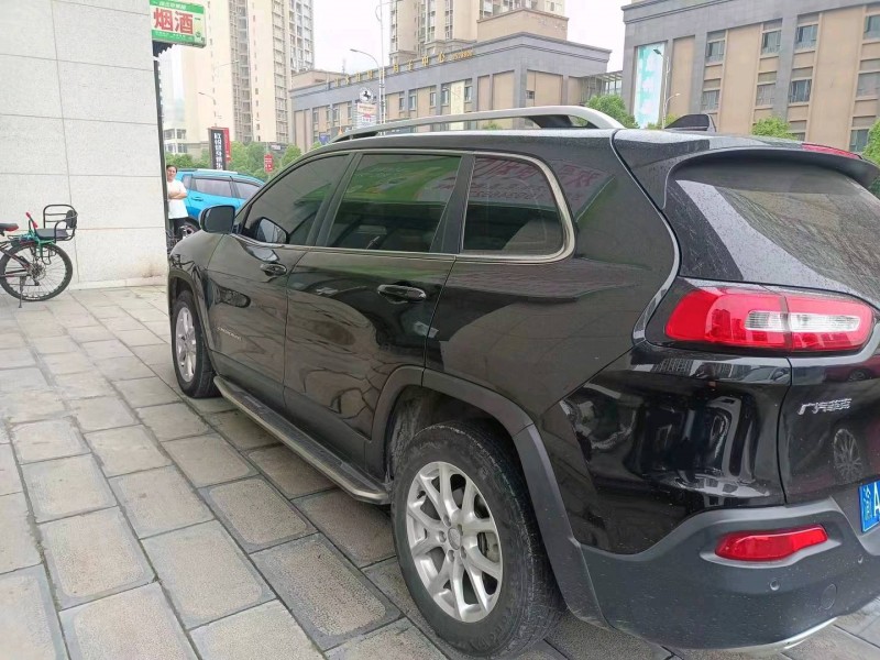 銅仁18年Jeep自由光4