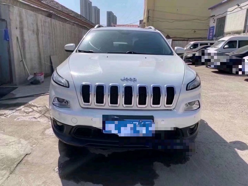 泰安17年Jeep自由光1