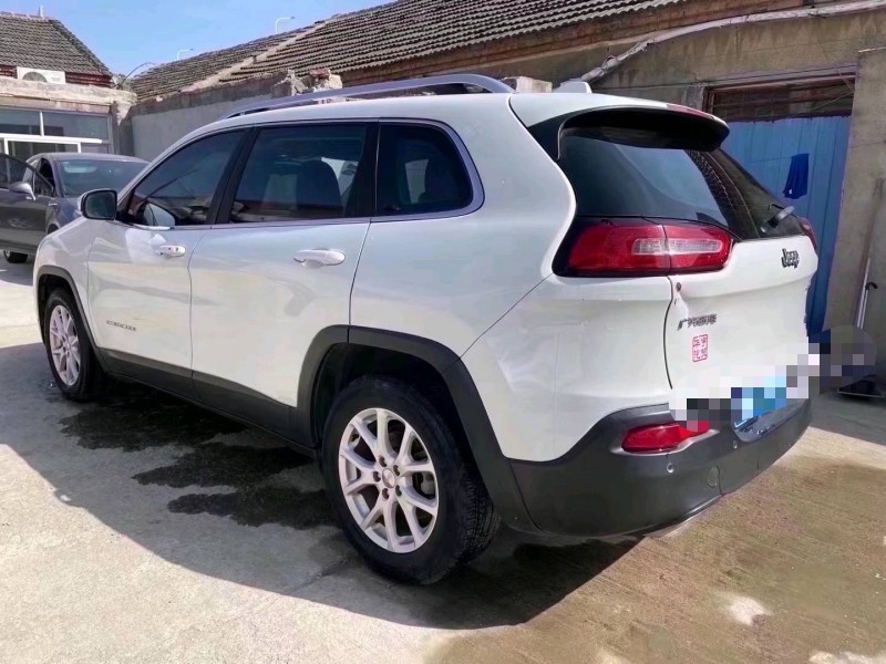 泰安17年Jeep自由光6