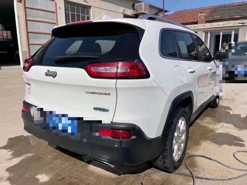 泰安17年Jeep自由光7