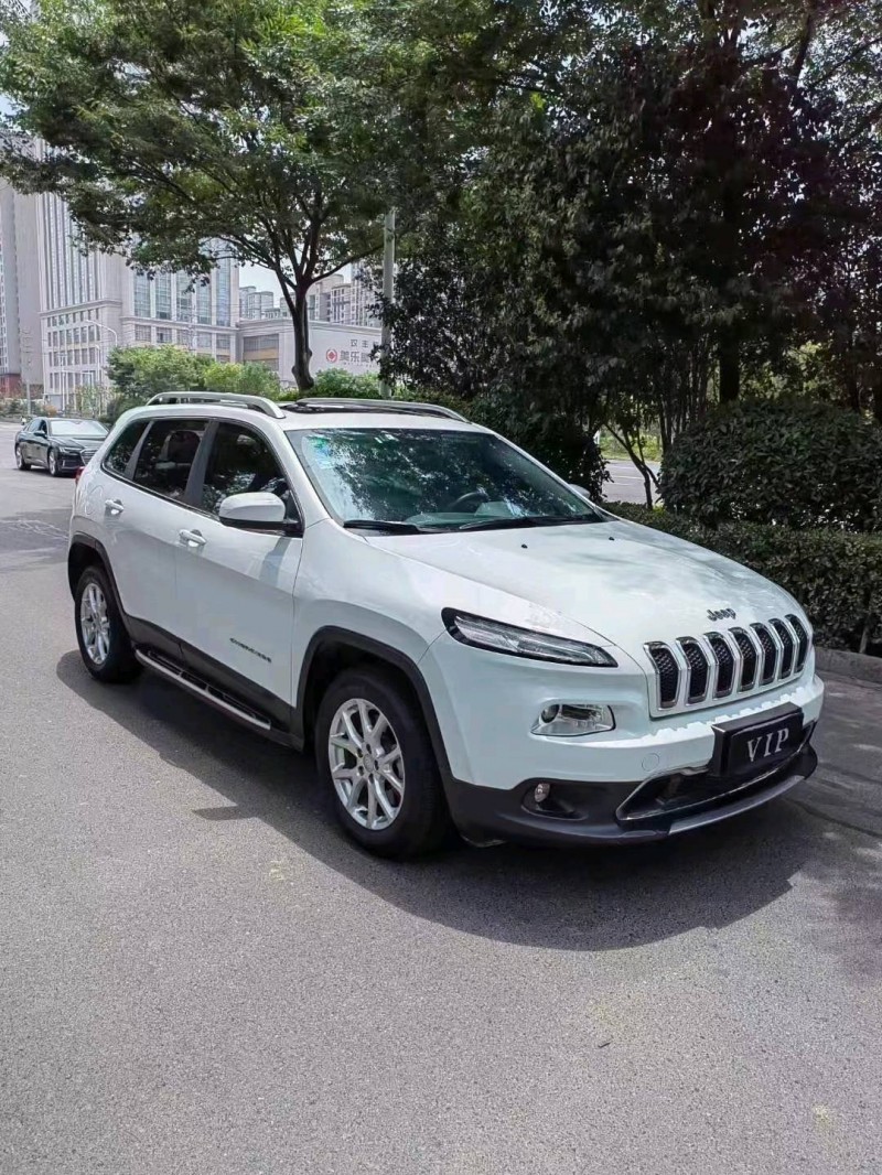 銅陵18年Jeep自由光3