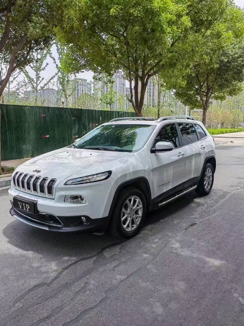 銅陵18年Jeep自由光2