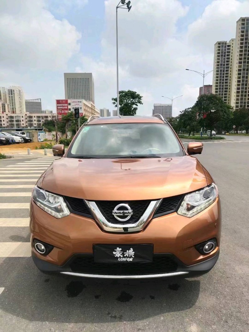 防城港15年日產奇駿1