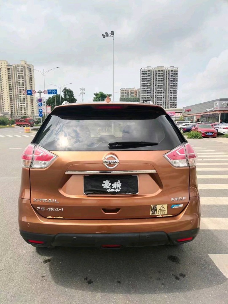 防城港15年日產奇駿5