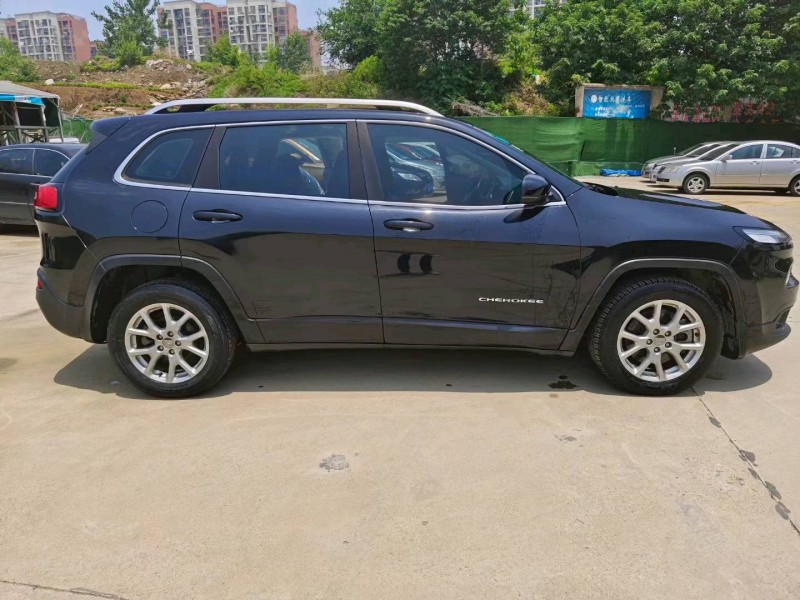 銅陵16年Jeep自由光2