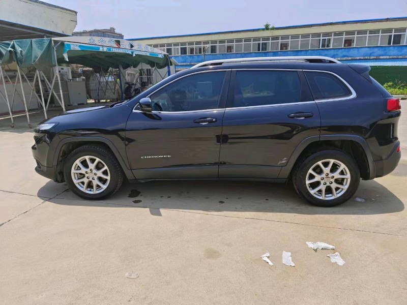 銅陵16年Jeep自由光3