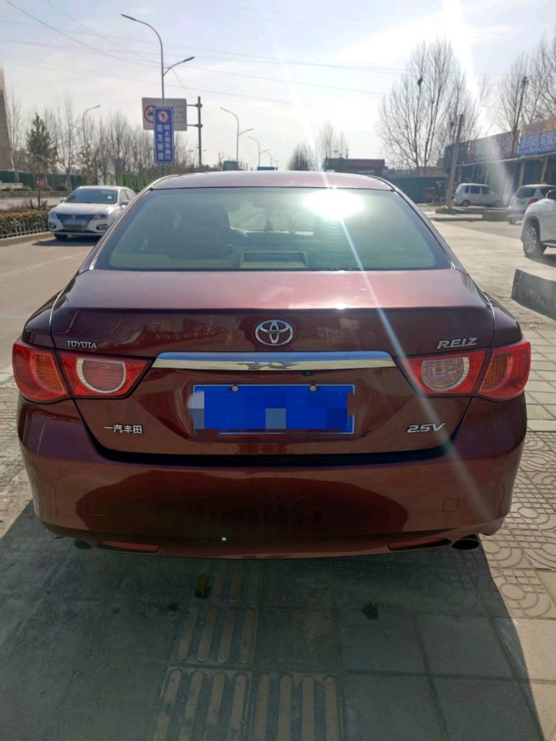 济宁12年丰田锐志9