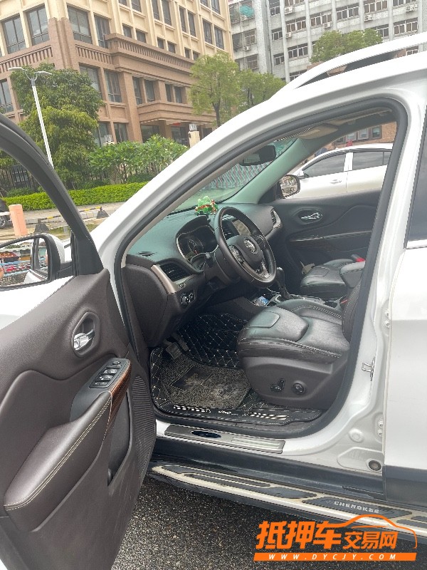 汕頭18年Jeep自由光4
