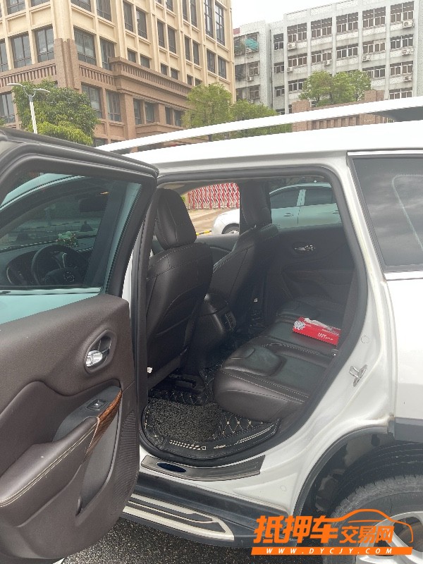 汕頭18年Jeep自由光1