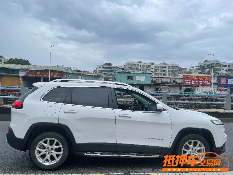 汕頭18年Jeep自由光2