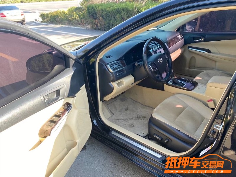 青岛16年丰田凯美瑞8