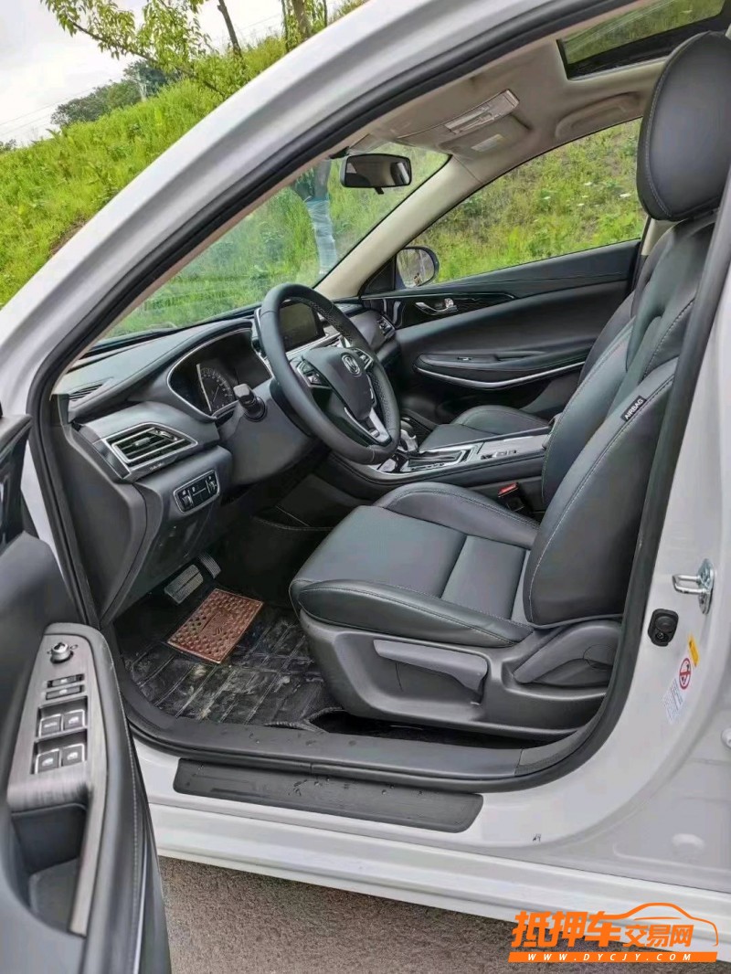 重慶20年長安汽車銳程CC6