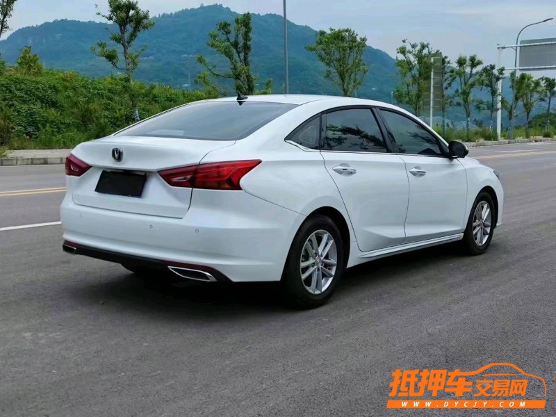 重慶20年長安汽車銳程CC7