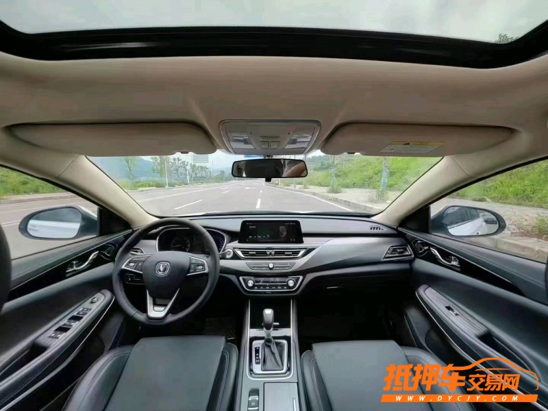 重慶20年長安汽車銳程CC8