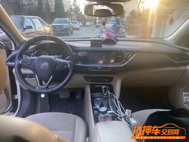 青岛18年别克君威5